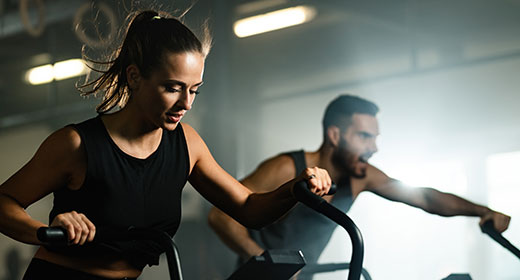 Personas entrenando en el gimnasio bienestar fitness