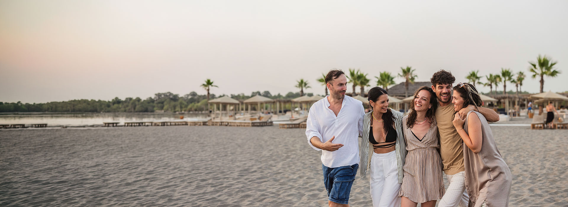Amigos y familia disfrutando de la playa en Fiesta Americana Vacation Club Life